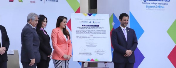 AGUASCALIENTES ESTÁ LISTO Y A LA ALTURA PARA RECIBIR A TODOS SUS TURISTAS Y VISITANTES: TERE JIMÉNEZ El Gobierno del Estado, encabezado por Tere Jiménez, y la Concanaco-Servytur firmaron un convenio de colaboración para impulsar de forma conjunta la promoción turística y el desarrollo económico de Aguascalientes. La gobernadora dijo que con esta alianza estratégica que se consolida a través del Buró de Congresos y Visitantes, el estado fortalecerá su posición como uno de los mejores destinos turísticos del país y comentó que, por primera vez, en enero pasado Aguascalientes se ubicó dentro de la lista de los 12 lugares más atractivos para visitar en todo México. "En los próximos meses viene mucho turismo para Aguascalientes, por lo que estamos listos y a la altura para recibir a todos nuestros visitantes; además de la Feria Nacional de San Marcos, este año esperamos 130 eventos de gran relevancia con la participación de hasta 7 mil personas que dejarán una importante derrama económica para nuestro estado", subrayó. La gobernadora reiteró su compromiso de apoyo a los empresarios y comerciantes de Aguascalientes por ser un importante sector para la economía de la entidad. Por su parte, el presidente nacional de Concanaco-Servytur, José Héctor Tejada Shaar, dijo que con la firma de este convenio Aguascalientes se coloca como ejemplo a nivel nacional por trabajar de la mano con este organismo en la promoción del turismo y apoyo a los empresarios del sector comercio y de servicios. En ese sentido, hizo un reconocimiento a la gobernadora Tere Jiménez por su disposición y voluntad para cristalizar esta alianza estratégica que contempla una serie de acciones para atraer turistas al estado e incentivar la economía. En su intervención, la directora del Buró de Congresos y Visitantes del Estado, Verónica González López, dijo que a través de esta oficina de nueva creación se trabaja intensamente para colocar a Aguascalientes ante los ojos del mundo entero. Finalmente, el secretario de Desarrollo Económico, Ciencia y Tecnología, Manuel Alejandro González Martínez, presentó los programas de subsidio y financiamiento económico que el Gobierno del Estado promueve a favor de los micro, pequeños y grandes empresarios de Aguascalientes, así como para las mujeres y jóvenes emprendedores. En el evento también participaron Miguel Ángel Breceda Solís, presidente de Concanaco-Servytur Aguascalientes; la diputada Alma Hilda Medina Macías; el diputado Jaime González de León; José Ángel González Serna, presidente del Patronato de la Feria Nacional de San Marcos; y Alejandro Vázquez Zúñiga, director general del Instituto Cultural de Aguascalientes.