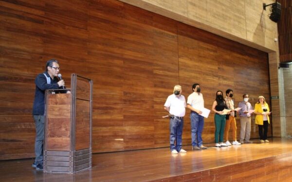 archivistas durante sus años de servicio para resguardar y conservar documentos históricos