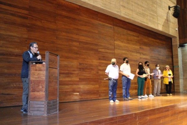 archivistas durante sus años de servicio para resguardar y conservar documentos históricos