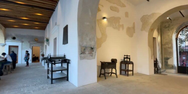 desde hace 49 años se dedica a la formación de artistas