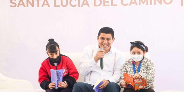 Lleva Gobernador de Oaxaca magia y lectura a niñas y niños de Santa Lucía