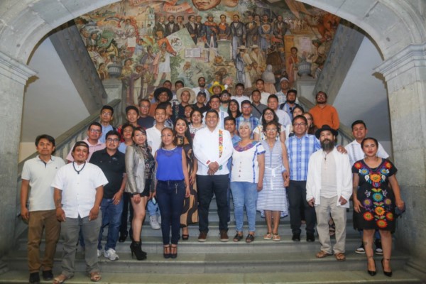 artistas de las ocho regiones de Oaxaca para elegir a la que será imagen