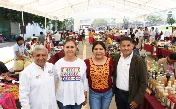 • Expo reúne a productoras y productores mixtecos