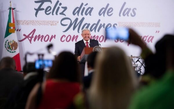 felicitó este 10 de mayo a las madres de México y del mundo.