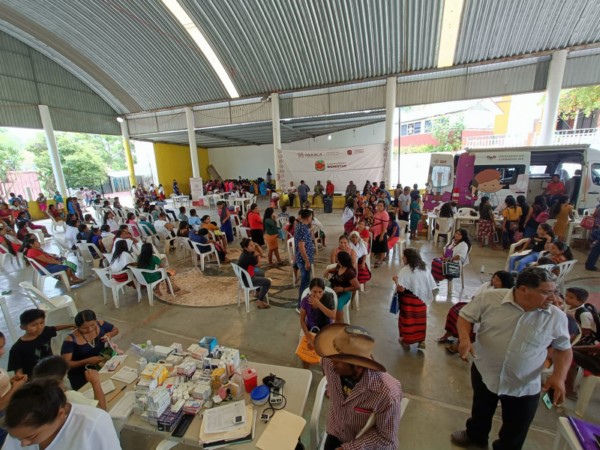 entrega lentes y brinda consultas médicas y odontológicas