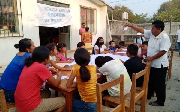 desde los ocho años de edad asisten al taller en la lengua originaria de su comunidad