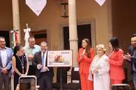 ENCABEZA TERE JIMÉNEZ PRESENTACIÓN DEL BILLETE CONMEMORATIVO DE LA LOTERÍA NACIONAL CON LA IMAGEN DEL CHILE AGUASCALIENTES La gobernadora de Aguascalientes, Tere Jiménez, encabezó la develación del Billete Conmemorativo de la Lotería Nacional, que en su Sorteo Mayor No. 3886 contará con la imagen del chile Aguascalientes como platillo representativo de este estado. Tere Jiménez dijo que esta iniciativa ayudará a la proyección y difusión de la gastronomía de la entidad a nivel nacional, ya que se imprimirán 3 millones 600 mil cachitos de este billete conmemorativo y estará disponible en 12 mil puntos de venta en todo el país y por vía electrónica. “México se sacó la lotería con Aguascalientes porque es el mejor lugar para vivir, el mejor destino por su tradición y gastronomía. Gracias a todos los que hicieron posible esta iniciativa para difundir la riqueza gastronómica de nuestro estado en todo el país”, detalló la gobernadora durante el evento que se realizó en el Museo Aguascalientes. Dicho sorteo que otorga un premio mayor de 21 millones de pesos en tres series, se realizará el martes 16 de mayo a las 8:00 de la noche y se transmitirá por el canal de YouTube https://www.youtube.com/user/VideotecaLotenal; el costo del cachito es de 30 pesos, mientras que el costo de la serie es de 600 pesos. Por su parte, Fernando Olivera Rocha, vicepresidente nacional de Turismo de la Cámara Nacional de la Industria de Restaurantes y Alimentos Condimentados (CANIRAC), detalló que en el marco del 65º aniversario de este organismo empresarial, se concretó una alianza con la Lotería Nacional para incluir en los billetes la imagen del platillo representativo de Aguascalientes, orgullo del estado. Cabe destacar que el chile Aguascalientes es una creación de la casa gastronómica Andrea de don Juan Andrea Borbolla y doña Anita Romero de Andrea, quienes crearon este delicioso platillo en 1997, con motivo de la visita de los reyes de España a México. Este platillo se conforma de un chile ancho relleno de uva, guayaba, biznaga, durazno, manzana, almendra, melocotón y acitrón, rodeado de una capa de queso; estas combinaciones generan el inolvidable sabor de Aguascalientes. En el evento estuvieron presentes Paulo Gonzalo Martínez López, diputado federal por Aguascalientes; José Álvarez Fernández, presidente de CANIRAC Aguascalientes; Gloria Romo Cuesta, secretaria de Turismo del Estado; Verónica González López, directora general del Buró de Congresos y Visitantes de Aguascalientes; Anita Romero de Andrea, empresaria de servicios en hotelería y banquetes; Alejandro Vázquez Zúñiga, director del Instituto Cultural de Aguascalientes y Raúl González Alonso, presidente del Consejo Coordinador Empresarial.