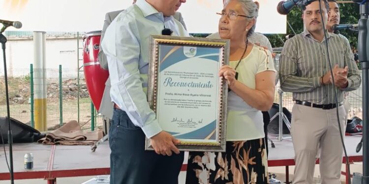 Entregan reconocimientos a 1, 500 docentes.