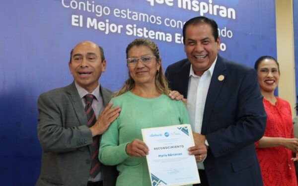 A maestras y maestros se les reconoce su labor y acciones de mejora educativa.