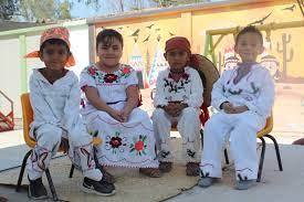 A través del arte rescatan las tradiciones propias de la comunidad.