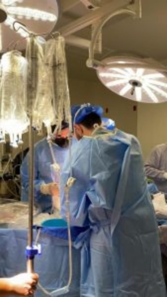 SE REALIZÓ LA TERCERA DONACIÓN CON FINES DE TRASPLANTE EN UN HOSPITAL DE LA SECRETARÍA DE SALUD GUERRERO Chilpancingo, Gro.,.- La Secretaría de Salud Guerrero (SSG) informó que se realizó una donación multiorgánica en el Hospital General de Acapulco, donde médicos, personal de enfermería y de los diferentes servicios del hospital agradecieron a la familia del donador con una valla de honor, para honrar la memoria de la donadora de órganos con fines de trasplante. Se trató de una joven mujer de 25 años que se convirtió en la tercera donadora de órganos con fines de trasplante en lo que va del 2023, gracias al consentimiento de sus seres queridos que dijeron Sí a la Donación. La procuración de órganos fue realizada por especialistas del Instituto Nacional de Ciencias Médicas y Nutrición Salvador Zubirán, Instituto Nacional de Cardiología y el Banco de Tejidos del Estado de México, así como la participación del Laboratorio Estatal de Salud Pública “Dr. Galo Soberón y Parra” y la Fiscalía General del estado de Guerrero; en dicho procedimiento se procuró hígado, dos riñones y dos córneas. El Hospital General de Acapulco en coordinación con el Centro de Trasplantes del Estado ha reactivado este importante programa en beneficio de la población en general, siendo esta la primera donación en lo que va de este año 2023, tras estar suspendido debido a la pandemia de Sars-Cov 2 (Covid-19). La SSG informó que para ser donador voluntario de órganos y tejidos, cualquier persona que así lo desee puede consultar la página de internet del Centro Nacional de Trasplantes: https://www.gob.mx/cenatra y lo más importante platicarlo con su familia.