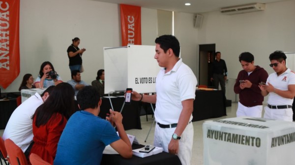 * Participaron 352 estudiantes y se eligieron 9 planillas