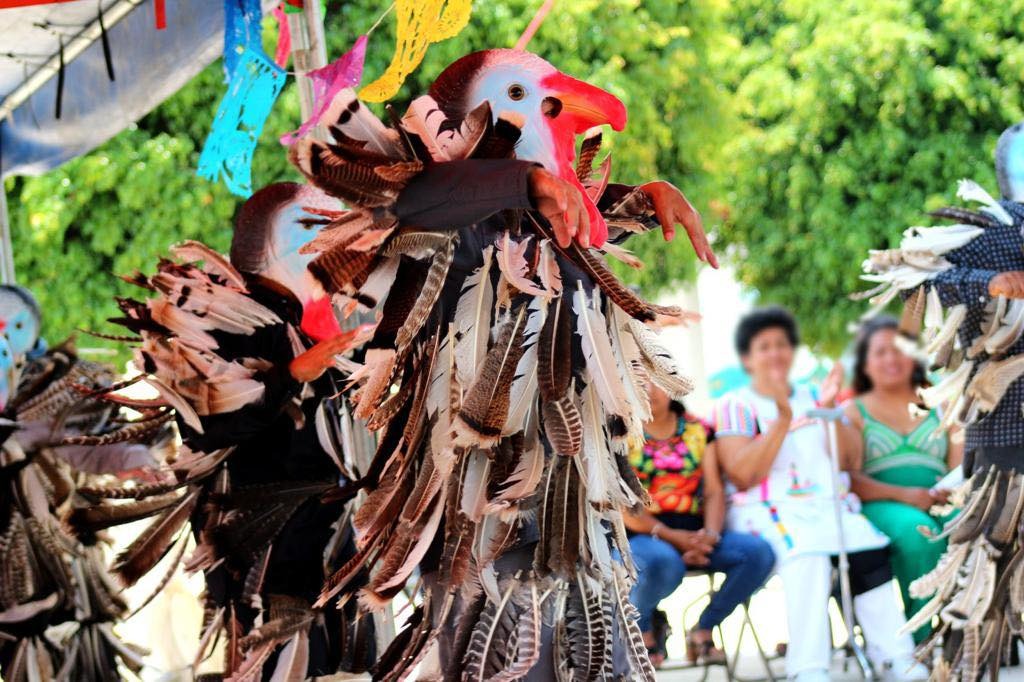 entre otros bailes folclóricos presentados por el Grupo Armonía