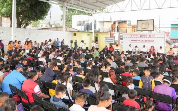 Motiva Gobernador de Oaxaca a niñez de la agencia Donají a luchar por sus sueños