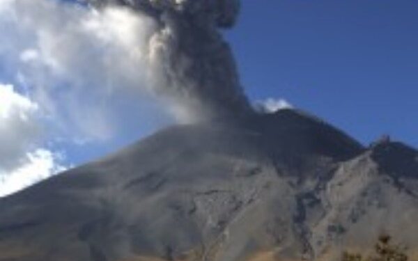 se ha observado una emisión de gases volcánicos y ceniza con dirección Este-Noreste.