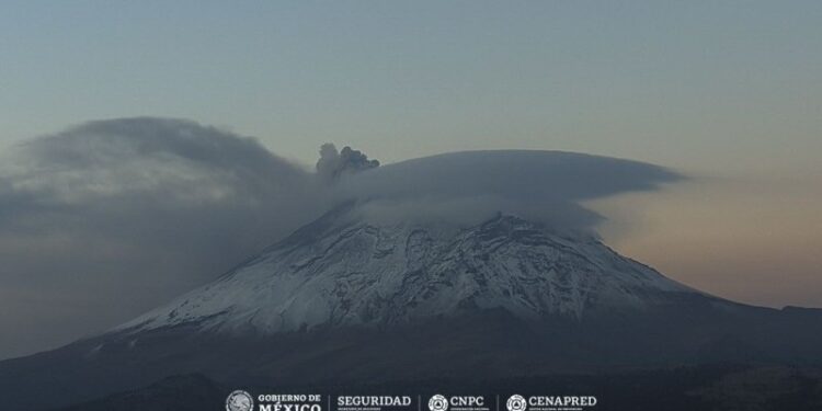 94 exhalaciones acompañadas de vapor de agua, gases volcánicos y ceniza.