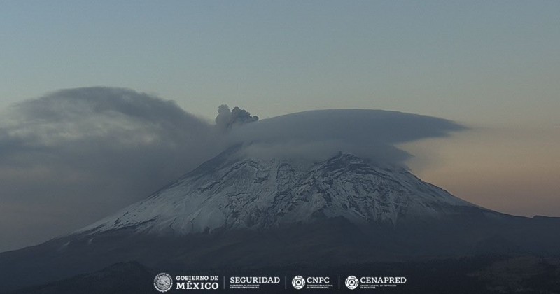 94 exhalaciones acompañadas de vapor de agua, gases volcánicos y ceniza.