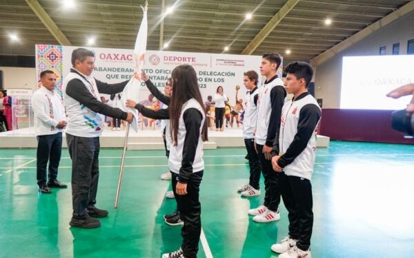 abanderó a la delegación de 476 deportistas