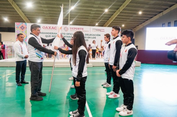 abanderó a la delegación de 476 deportistas