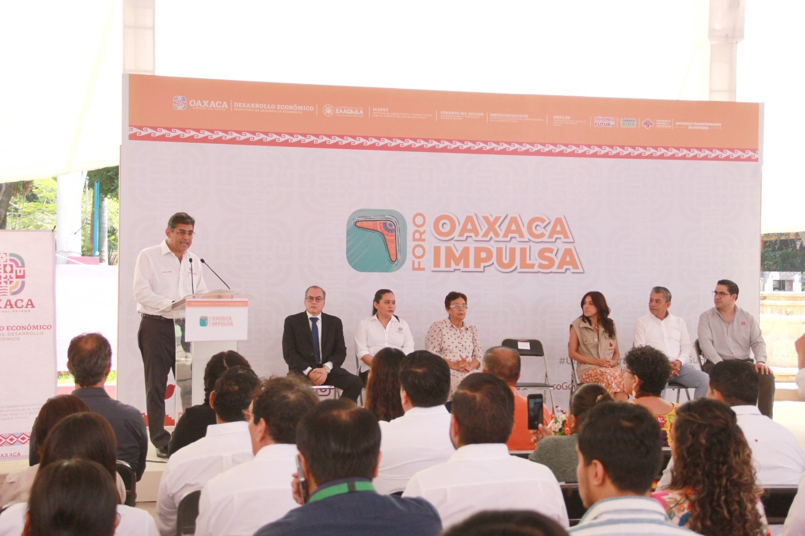 gabinete económico de los gobiernos federal y estatal y se brinda apoyo técnico a empresas oaxaqueñas