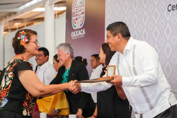 entregó 543 diplomas y medallas al Mérito Docente