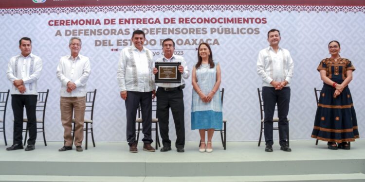 entregó reconocimientos a defensoras y defensores públicos del estado