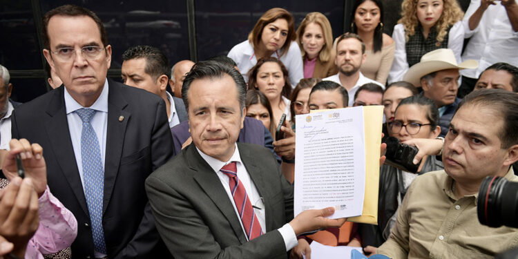 Gobernador de Veracruz denuncia ante la FGR a jueces que ampararon construcción de la Torre Centro