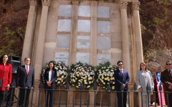 , depositan autoridades estatales y municipales ofrendas florales