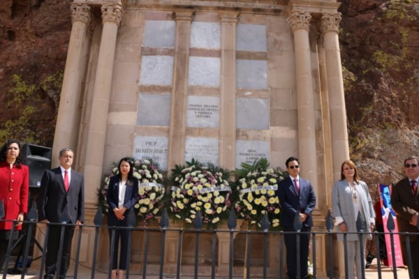 , depositan autoridades estatales y municipales ofrendas florales