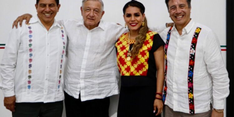 Pavimentación de Caminos a Cabeceras Municipales se aplica en diez entidades federativas