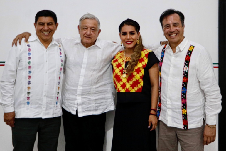 Pavimentación de Caminos a Cabeceras Municipales se aplica en diez entidades federativas