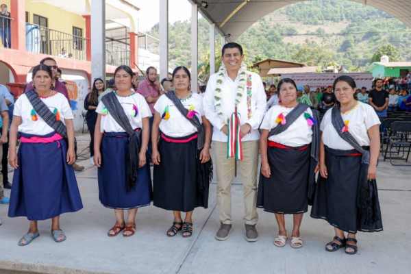 pisos firmes, equipamiento para centros escolares, la entrega de una ambulancia