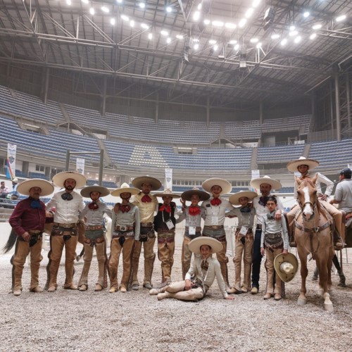 felicitó a todos los jóvenes deportistas que se encuentran compitiendo
