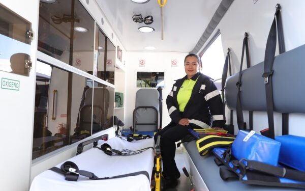 AGUASCALIENTES ES EJEMPLO NACIONAL EN ATENCIÓN A EMERGENCIAS Aguascalientes es el primer estado del país en consolidar un Centro Estatal de Emergencias en Salud (Cemer), esto, como resultado de los esfuerzos que realiza la gobernadora Tere Jiménez para mejorar el sistema de salud. Este nuevo esquema de atención a emergencias trabaja de la mano con el C5i y ha logrado reducir el tiempo de respuesta de una hora a entre siete y 12 minutos. “Vamos a seguir trabajando fuerte por la salud; todas y todos merecen una atención oportuna, eficaz y eficiente; tenemos la disposición para atenderlos, salvar vidas, sin importar si pertenecen al IMSS, ISSSTE, o si no cuentan con ningún servicio de salud; todos son iguales, locales y foráneos, pues muchas personas de otros estados acuden a nosotros en busca de atención médica, aquí podemos hacer mucho por ellos”, mencionó la gobernadora. Gabriel García Rodríguez, director general de Epidemiología de la Secretaría de Salud Federal, reconoció la visión de la gobernadora por encaminar esfuerzos para mejorar un área tan sensible para la ciudadanía. Armando de Negri Filho, asesor en Sistemas y Servicios de Salud de la Organización Panamericana de la Salud (OPS) y la Organización Mundial de la Salud (OMS), reconoció a Aguascalientes por su eficiencia en el tiempo de respuesta y por los esfuerzos que se realizan en mejorar la atención médica. Mientras que el doctor Rubén Galaviz Tristán, secretario de Salud del Estado, destacó que Aguascalientes se encuentra entre los primeros lugares en indicadores de salud a nivel nacional, gracias al capital humano que labora en el sector salud y que se caracteriza por la calidad y rapidez en la atención médica. Por su parte, Manuel Alonso García, secretario de Seguridad Pública del Estado, añadió que en la corporación estatal se capacitan constantemente en mejorar la atención como primeros respondientes en emergencias médicas, sabiendo la importancia de apoyar profesionalmente a la ciudadanía en momentos que pueden llegar a ser críticos. En este evento también estuvieron presentes Marie Salas Valenzuela, directora de Inteligencia en Salud, y Luis Miguel Martínez Martínez, director de Emergencias en Salud, ambos del Cemer.