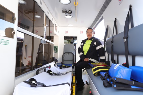 AGUASCALIENTES ES EJEMPLO NACIONAL EN ATENCIÓN A EMERGENCIAS Aguascalientes es el primer estado del país en consolidar un Centro Estatal de Emergencias en Salud (Cemer), esto, como resultado de los esfuerzos que realiza la gobernadora Tere Jiménez para mejorar el sistema de salud. Este nuevo esquema de atención a emergencias trabaja de la mano con el C5i y ha logrado reducir el tiempo de respuesta de una hora a entre siete y 12 minutos. “Vamos a seguir trabajando fuerte por la salud; todas y todos merecen una atención oportuna, eficaz y eficiente; tenemos la disposición para atenderlos, salvar vidas, sin importar si pertenecen al IMSS, ISSSTE, o si no cuentan con ningún servicio de salud; todos son iguales, locales y foráneos, pues muchas personas de otros estados acuden a nosotros en busca de atención médica, aquí podemos hacer mucho por ellos”, mencionó la gobernadora. Gabriel García Rodríguez, director general de Epidemiología de la Secretaría de Salud Federal, reconoció la visión de la gobernadora por encaminar esfuerzos para mejorar un área tan sensible para la ciudadanía. Armando de Negri Filho, asesor en Sistemas y Servicios de Salud de la Organización Panamericana de la Salud (OPS) y la Organización Mundial de la Salud (OMS), reconoció a Aguascalientes por su eficiencia en el tiempo de respuesta y por los esfuerzos que se realizan en mejorar la atención médica. Mientras que el doctor Rubén Galaviz Tristán, secretario de Salud del Estado, destacó que Aguascalientes se encuentra entre los primeros lugares en indicadores de salud a nivel nacional, gracias al capital humano que labora en el sector salud y que se caracteriza por la calidad y rapidez en la atención médica. Por su parte, Manuel Alonso García, secretario de Seguridad Pública del Estado, añadió que en la corporación estatal se capacitan constantemente en mejorar la atención como primeros respondientes en emergencias médicas, sabiendo la importancia de apoyar profesionalmente a la ciudadanía en momentos que pueden llegar a ser críticos. En este evento también estuvieron presentes Marie Salas Valenzuela, directora de Inteligencia en Salud, y Luis Miguel Martínez Martínez, director de Emergencias en Salud, ambos del Cemer.