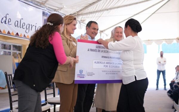 - En la gira que realizó por el municipio de Carichí, distribuyó becas a estudiantes,