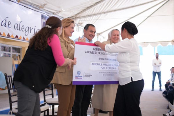 - En la gira que realizó por el municipio de Carichí, distribuyó becas a estudiantes,
