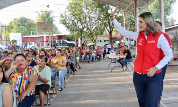 emoción con familias de 7 comunidades del municipio de Colima.