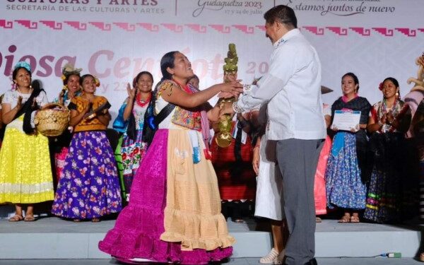 le entregaron el cetro y el reconocimiento oficial