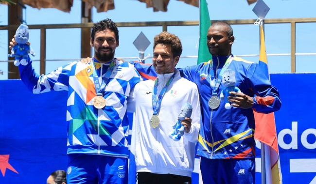   El surfista Sebastián Williams Hernández de Villa de Tututepec obtuvo medalla de oro