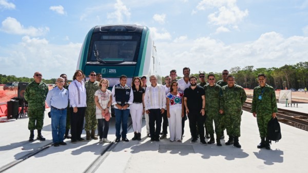 dio el banderazo de bienvenida a Cancún al primer vagón del Tren Maya.