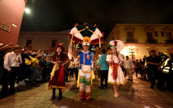 el gran contingente acompañado con toritos, música y fuegos artificiales