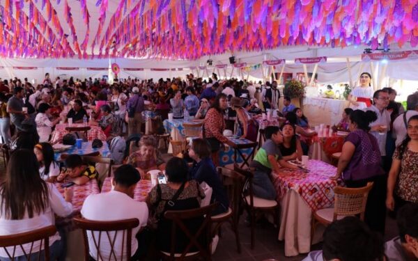 Las familias disfrutan su estancia por la capital oaxaqueña