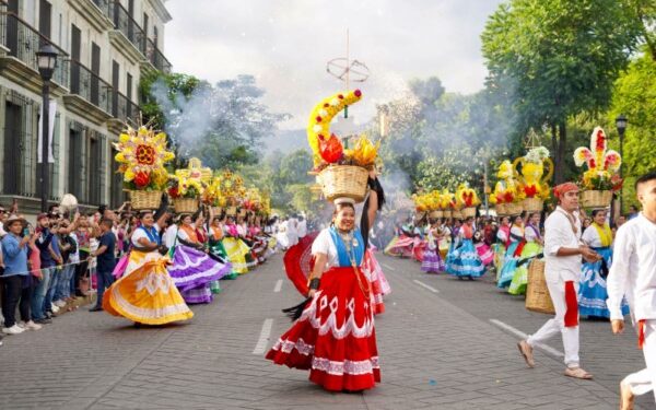 integrado por más de 600 personas, entre bailarines y músicos de nueve delegaciones