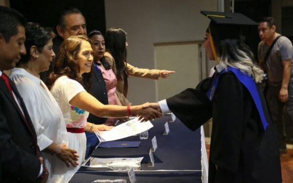 invitada de honor a la ceremonia de graduación de las licenciaturas en Terapia Física y Terapia Ocupacional de la UABJO