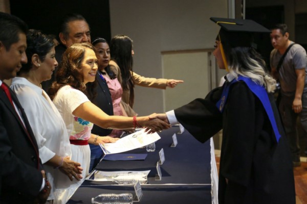invitada de honor a la ceremonia de graduación de las licenciaturas en Terapia Física y Terapia Ocupacional de la UABJO