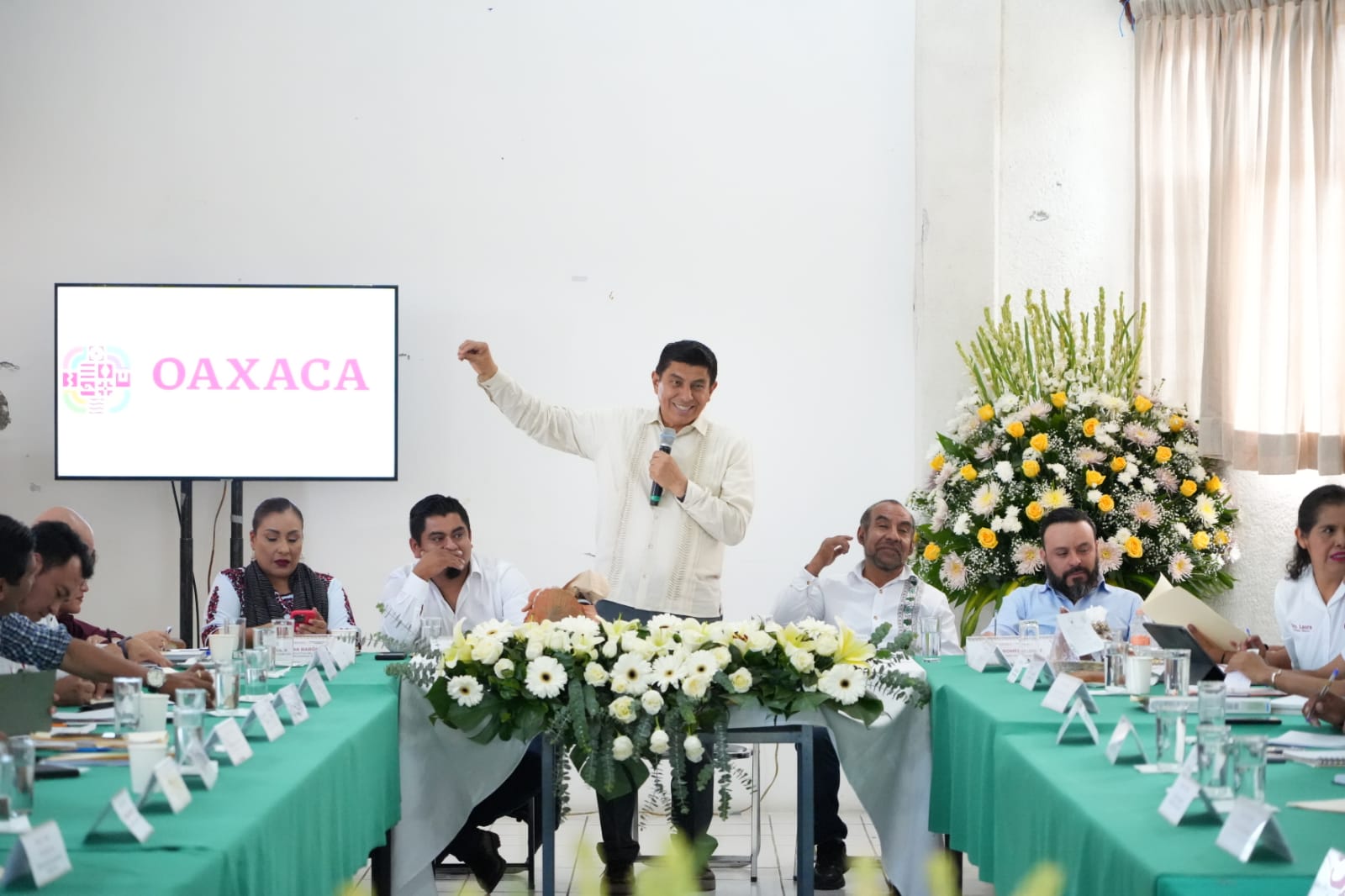 mesa de trabajo con autoridades municipales del Distrito de Ixtlán para escuchar las necesidades de sus comunidades