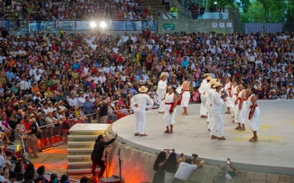juegos pirotécnicos iluminaron de colores el cielo de Oaxaca para anunciar la culminación de la gran fiesta