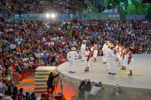 juegos pirotécnicos iluminaron de colores el cielo de Oaxaca para anunciar la culminación de la gran fiesta