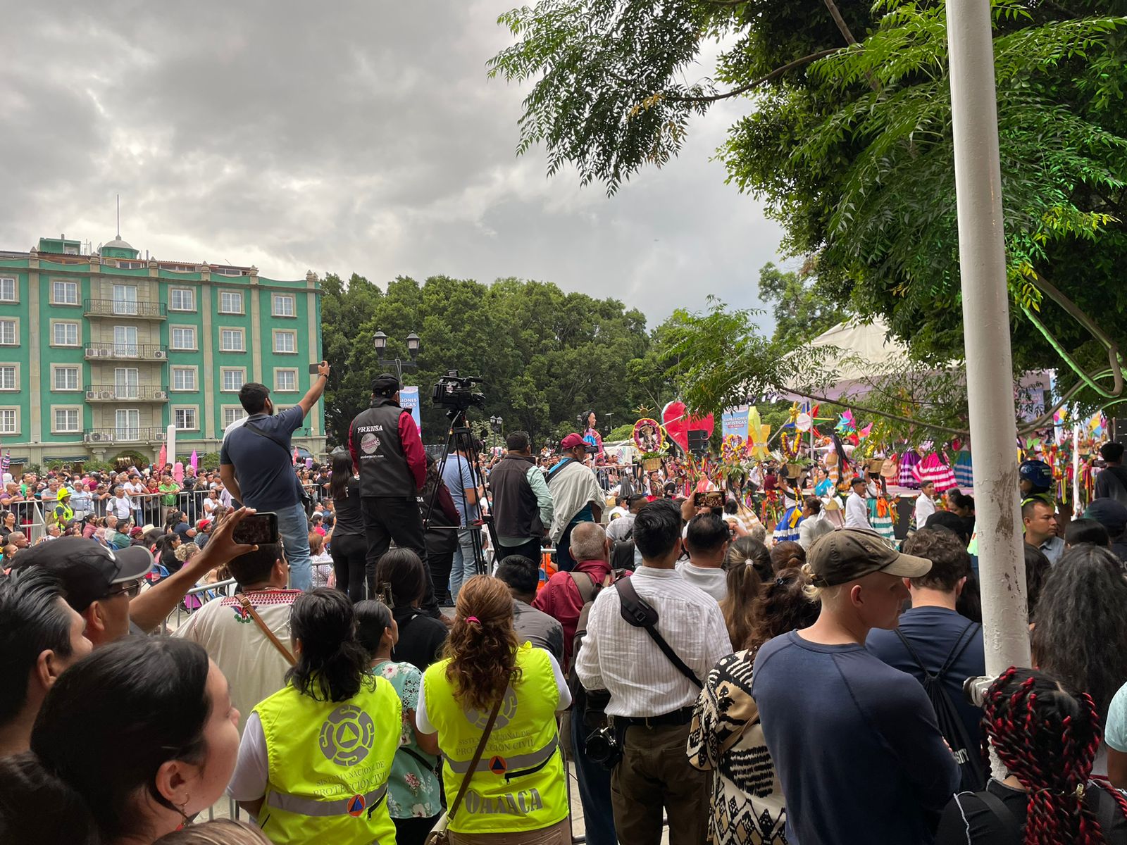 resguardar la integridad de las personas que asisten a las actividades de la máxima fiesta de las oaxaqueñas y oaxaqueños.